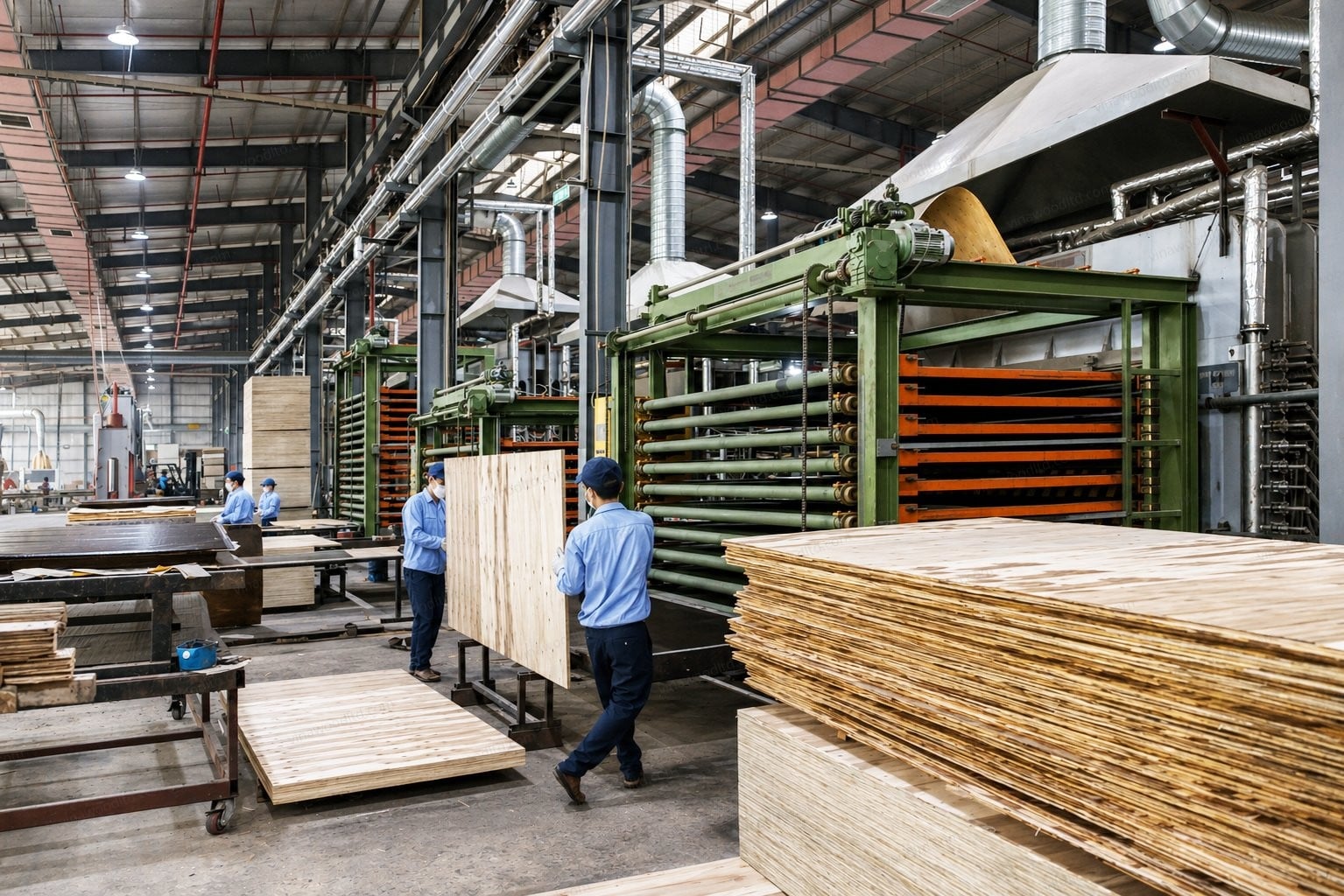 Pressing the face film onto formwork plywood Film lamination on Vinawood formwork plywood panels