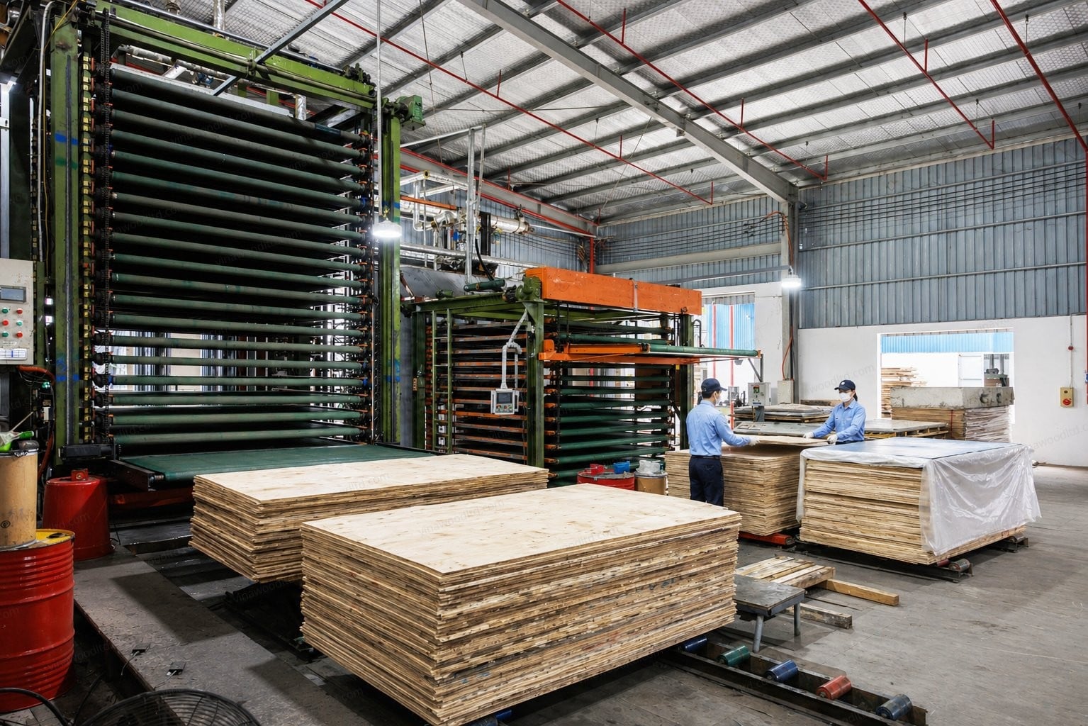 Film press operation with stacked film-faced plywood panels